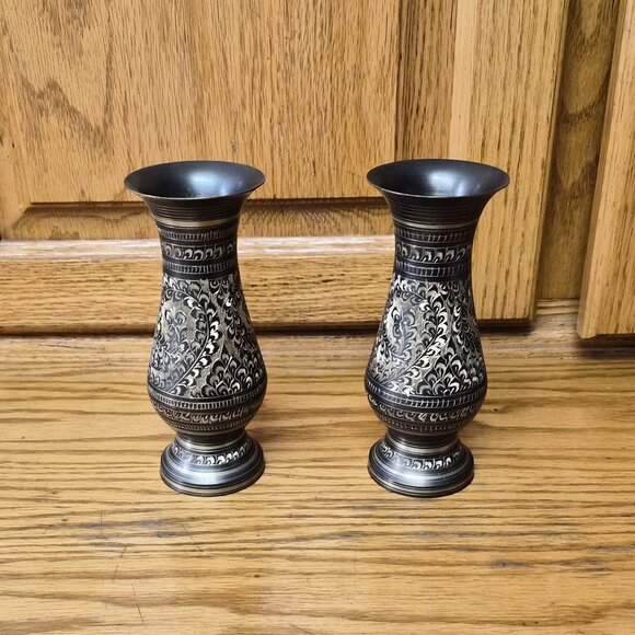 2 Vintage Indian Brass Bud Vases – Hand-Etched Floral Pair, 5.75” Boho Eclectic - Picture 2 of 4